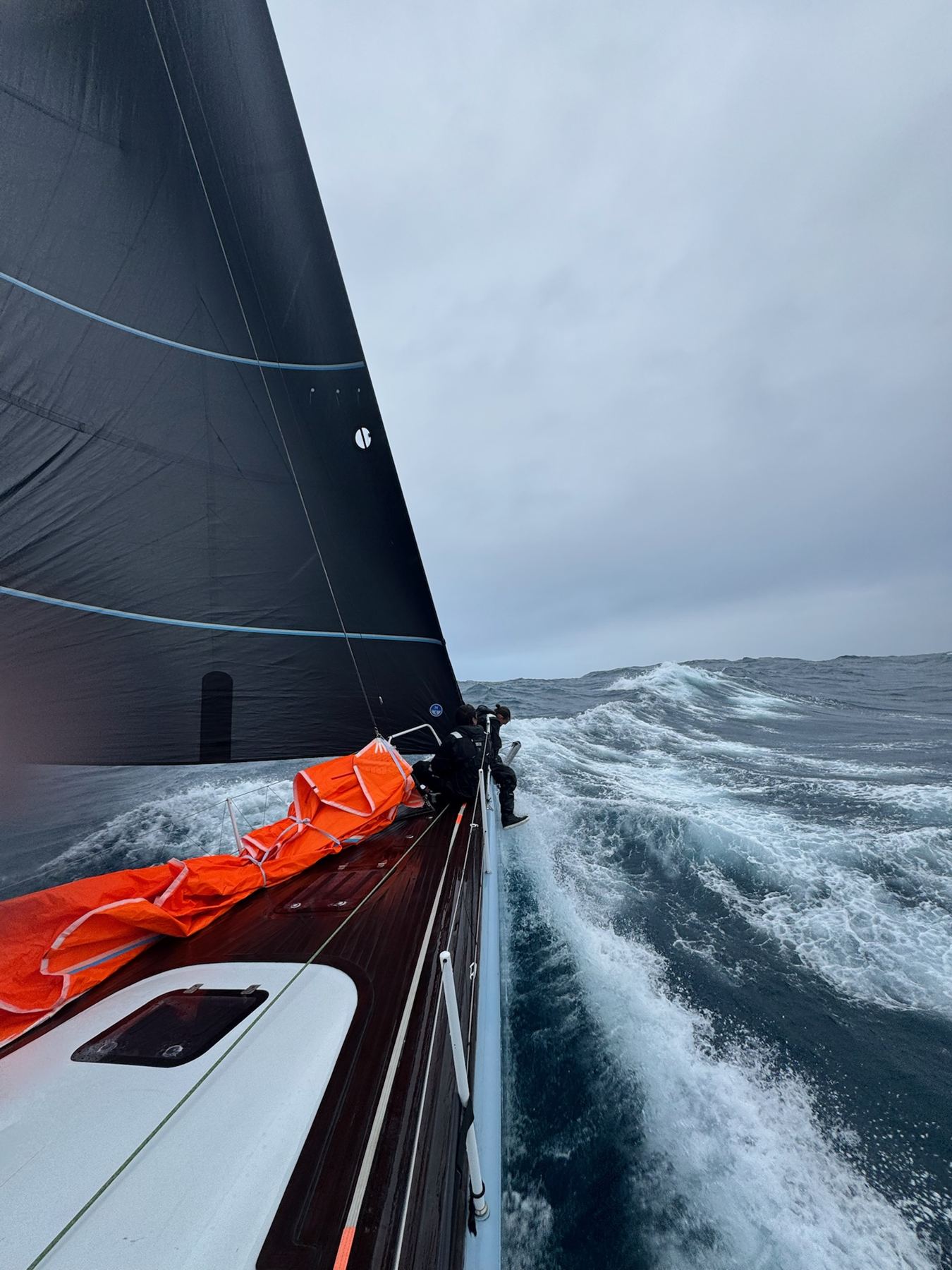 Schwere See auf dem Atlantik, Crew auf der Kante