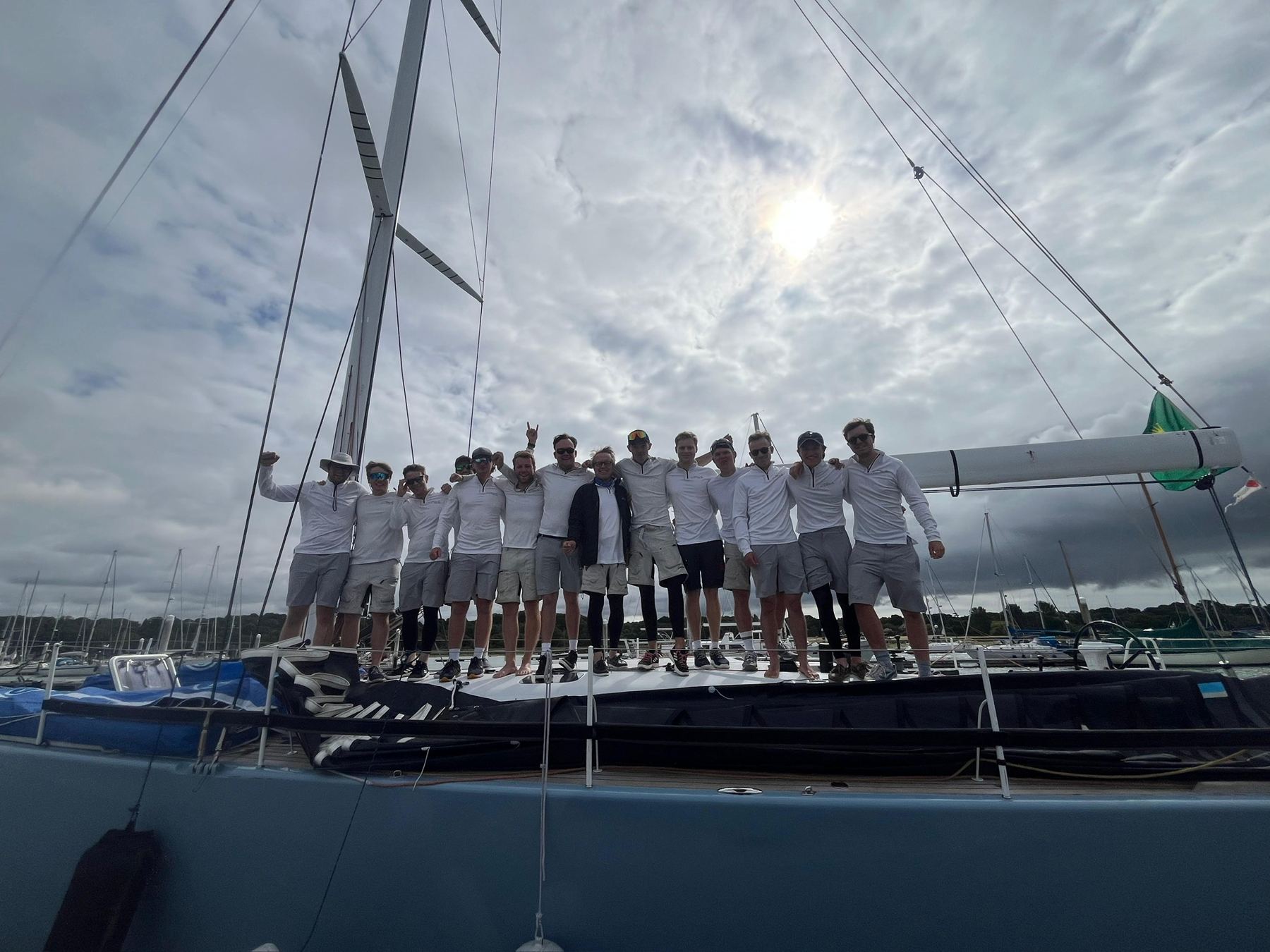 Crew in weißen Teamshirts auf dem Vorschiff