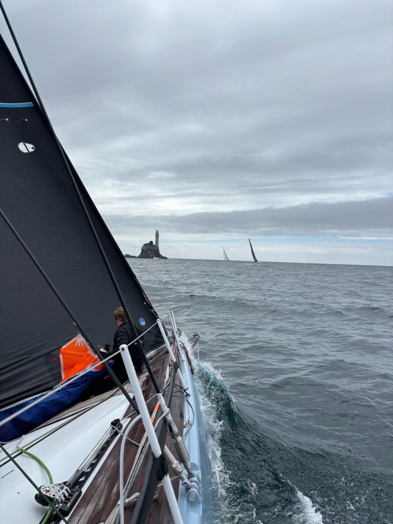 Blick über den Bug auf den Fastnet Rock