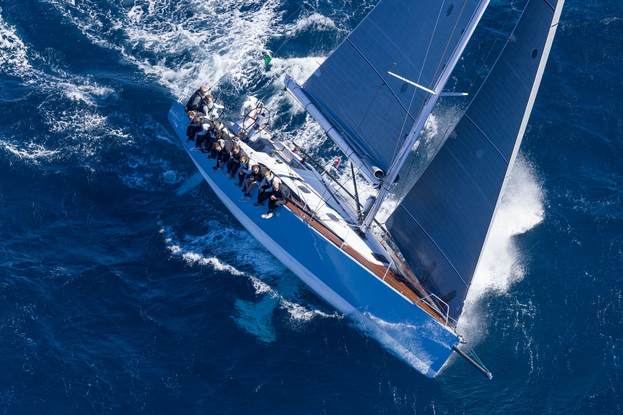 Die bisherige Moana in Pigeon Blue von oben, Crew auf der Kante, Les Voiles de Saint-Tropez 2022