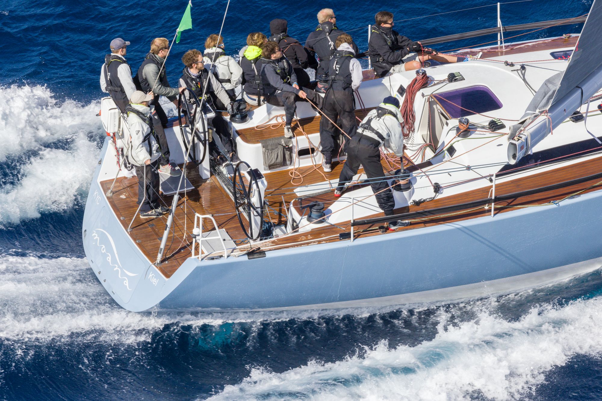 Crew im Cockpit, Moana-Schriftzug am Heck, Saint-Tropez 2022